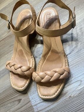 Born Simone heeled sandals. Tan